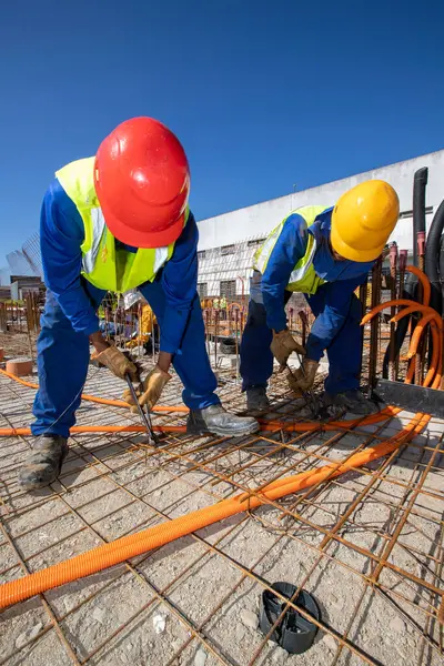 Brezilya 'nın Sao Paulo şehrinde bir binanın temelinin atılması sırasında inşaat işçileri