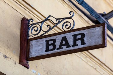 Sarı duvarda antika ve kırsal bar tabelası