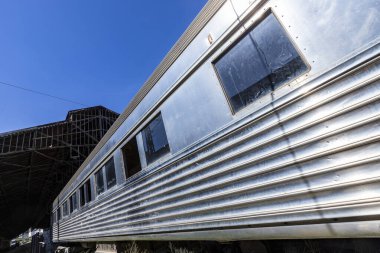 Brezilya 'nın Sao Paulo eyaletindeki Campinas şehrindeki Estacao Cultura' da turistik bir etkinlik olarak çalışan eski boş tren yolcu vagonunun görüntüsü
