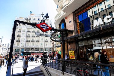 Madrid, İspanya - 9 Nisan 2024: Arka planda birçok insan ve binanın bulunduğu şehir merkezindeki Gran Metro İstasyonu