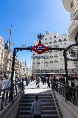 Madrid, İspanya - 9 Nisan 2024: Arka planda birçok insan ve binanın bulunduğu şehir merkezindeki Gran Metro İstasyonu