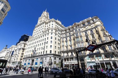 Madrid, İspanya - Nisan 09: Gran Via, Madrid 'in merkezinde ticari ve turistik cadde ve şehrin ünlü simgesi