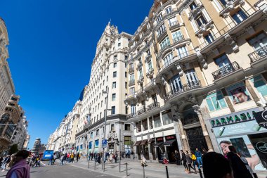 Madrid, İspanya - Nisan 09: Gran Via, Madrid 'in merkezinde ticari ve turistik cadde ve şehrin ünlü simgesi
