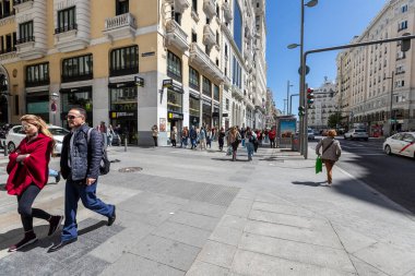 Madrid, İspanya - Nisan 09: Gran Via, Madrid 'in merkezinde ticari ve turistik cadde ve şehrin ünlü simgesi