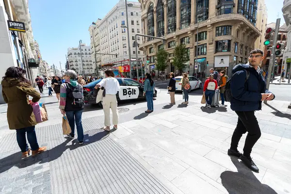 Madrid, İspanya - Nisan 09: Gran Via, Madrid 'in merkezinde ticari ve turistik cadde ve şehrin ünlü simgesi