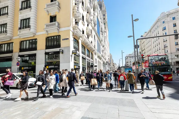 Madrid, İspanya - Nisan 09: Gran Via, Madrid 'in merkezinde ticari ve turistik cadde ve şehrin ünlü simgesi