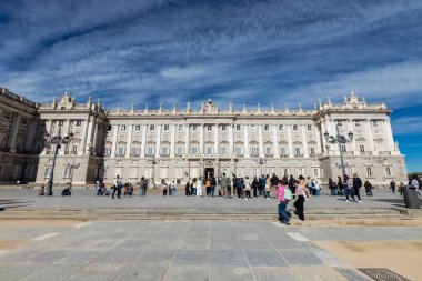 Madrid, İspanya - 07 Nisan 2024 - Palacio de Oriente 'nin önünde turistler geziniyor - Madrid Kraliyet Sarayı.