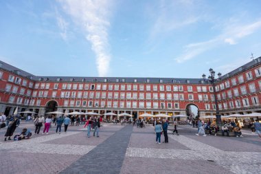 Madrid, İspanya - Nisan 07 - Nisan 2024: Birçok vatandaş ve turistle Plaza Mayor manzarası.
