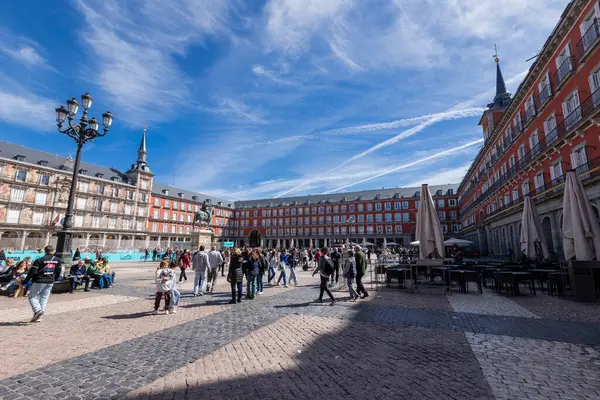 Madrid, İspanya - Nisan 07 - Nisan 2024: Birçok vatandaş ve turistle Plaza Mayor manzarası.