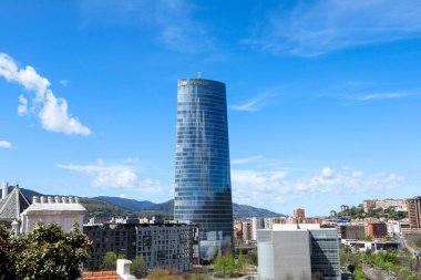 Bilbao, Bask Bölgesi, İspanya - Nisan, 03, 2024 - Iberdrola Kulesi karargahı. Kule mimar Caesar Pelli tarafından 2011 yılında tasarlanmıştır..