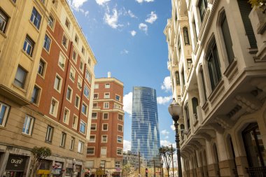 Bilbao, Bask Ülkesi, İspanya - 3 Nisan 2024 - Plaza de Federico Moyua 'dan görülen Torre Iberdrola Karargahı ve Chavarri Sarayı 2011 yılında mimar Çar Pelli tarafından tasarlandı..