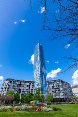 Bilbao, Bask Bölgesi, İspanya - Nisan, 03, 2024 - Iberdrola Kulesi karargahı. Kule mimar Caesar Pelli tarafından 2011 yılında tasarlanmıştır..