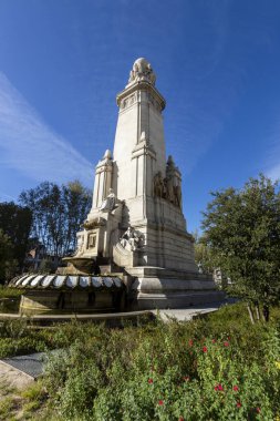 Plaza de Espana 'daki anıt. Ünlü kurgusal şövalye, Don Kişot de la Mancha ve Sancho Pansa yazar Miguel de Cervantes 'in hikayesinden. Madrid, İspanya