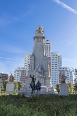 Plaza de Espana 'daki anıt. Ünlü kurgusal şövalye, Don Kişot de la Mancha ve Sancho Pansa yazar Miguel de Cervantes 'in hikayesinden. Madrid, İspanya