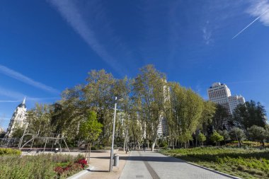 Plaza de Espana, Madrid 'in orta kesiminde, Gran Via' nın batı ucunda yer alan büyük bir meydan ve popüler turizm merkezidir. İspanya