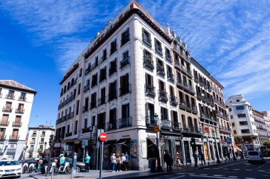 Madrid, İspanya 'nın merkezindeki iskan binası cephesi