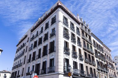 Madrid, İspanya 'nın merkezindeki iskan binası cephesi