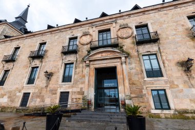 İspanya 'nın Burgos eyaletindeki Lerma Dükalığı Sarayı. İnşaat 1601 'de başladı, bugün Ulusal Parador.
