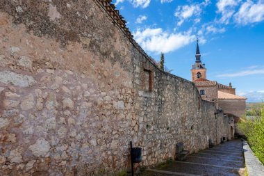 Lerma şehir duvarlarının dış görünüşü, arka planda bir kilise kulesi var. İspanya