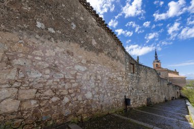 Lerma şehir duvarlarının dış görünüşü, arka planda bir kilise kulesi var. İspanya