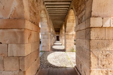 Burgos, Kastilya ve Leon, İspanya 'daki Lerma kasabasının ortaçağ duvarında atari salonu. Lerma Dükü 'nün Geçidi.