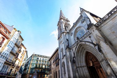 Santiago Katedrali 'nin alçak açılı görüntüsü eski şehrin merkezindeki yerleşim yerlerinin önünde. Bilbao, Bask Ülkesi, İspanya