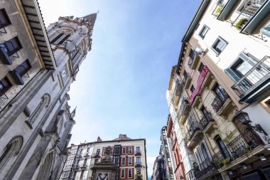 Santiago Katedrali 'nin alçak açılı görüntüsü eski şehrin merkezindeki yerleşim yerlerinin önünde. Bilbao, Bask Ülkesi