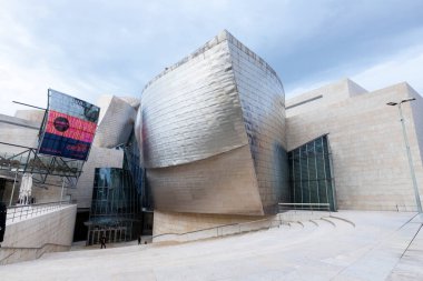 Bilbao, İspanya - Nisan 04, 2024 - Guggenheim Museum Bilbao, Kanadalı Amerikalı mimar Frank Gehry tarafından tasarlanan modern ve çağdaş sanat müzesidir. Bilbao, Bask Ülkesi