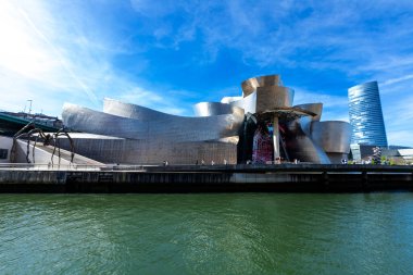 Bilbao, İspanya - Nisan 04, 2024 - Guggenheim Museum Bilbao, Kanadalı Amerikalı mimar Frank Gehry tarafından tasarlanan modern ve çağdaş sanat müzesidir. Bilbao, Bask Ülkesi