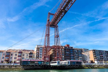 Portekiz, İspanya 'daki Bizkaia asma ışınlayıcı köprüsü (Puente de Vizcaya). Köprü Nervion Nehri 'ni geçiyor.