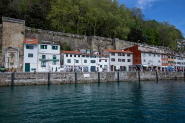 Donostia San Sebastian, Gipuzkoa, Bask Ülkesi, İspanya, Nisan 05, 2024: Donostia limanı ve renkli evleri ve turistleri