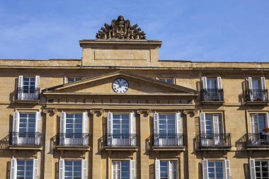 Bilbao, İspanya. Nisan 04, 2024 - Bilbao 'nun Plaza Nueva veya Plaza Barria (Yeni Meydan) binası, 1821 yılında Neoklasik tarzın anıtsal bir meydanı. Çeviri: Bask Dili Akademisi