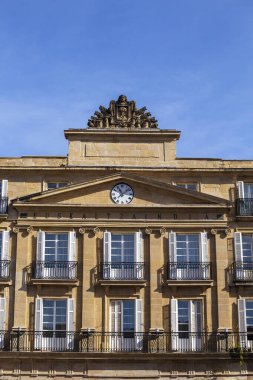 Bilbao, İspanya. Nisan 04, 2024 - Bilbao 'nun Plaza Nueva veya Plaza Barria (Yeni Meydan) binası, 1821 yılında Neoklasik tarzın anıtsal bir meydanı. Çeviri: Bask Dili Akademisi