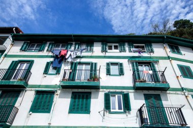San Sebastian limanı veya Donostia, Bask bölgesi, İspanya 'nın kıyı şeridindeki konut binası.