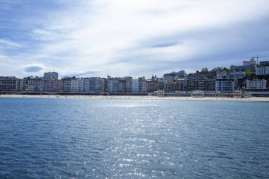 San Sebastian veya Donostia turkuaz körfezinin panoramik manzarası güneş doğarken La Concha plajı, Bask ülkesi, İspanya