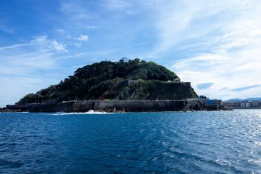 San Sebastian veya Donostia 'daki turkuaz körfezdeki Santa Clara adasının güzel bir yaz günü, Bask bölgesi, İspanya