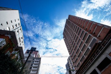 Brezilya 'nın Sao Paulo şehrinin kentsel manzarasında hızlı değişikliklere yol açan inşaat halindeki gayrimenkul projelerinin görünümü. 