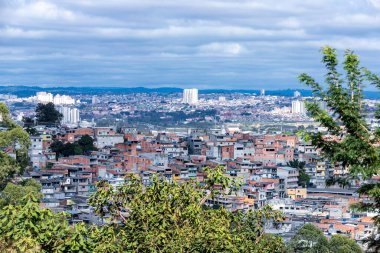 Kenar mahalle binaları, Osasco 'nun fakir mahallesi, Brezilya' nın Sao Paulo kenti.