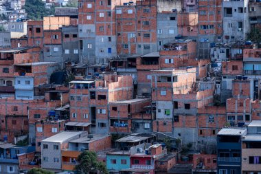 Kenar mahalle binaları, Osasco 'nun fakir mahallesi, Brezilya' nın Sao Paulo kenti.