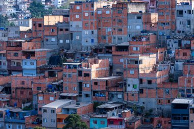 Kenar mahalle binaları, Osasco 'nun fakir mahallesi, Brezilya' nın Sao Paulo kenti.