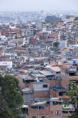 Kenar mahalle binaları, Osasco 'nun fakir mahallesi, Brezilya' nın Sao Paulo kenti.