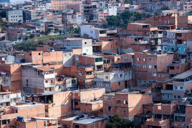 Kenar mahalle binaları, Osasco 'nun fakir mahallesi, Brezilya' nın Sao Paulo kenti.