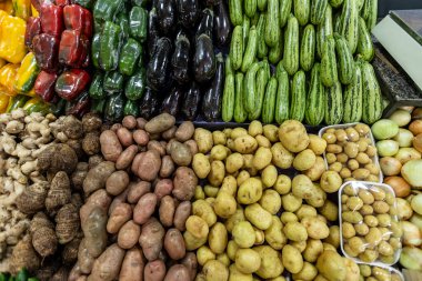 Açık hava pazarında satılacak patates, kasava, patlıcan, biber ve kabak. Sao Paulo, Brezilya