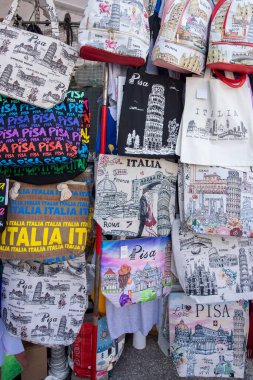 Pisa, İtalya - 28 Şubat 2023: Eğik Pisa Kulesi, Toskana, İtalya yakınlarındaki tezgahlarda satılık çantalar