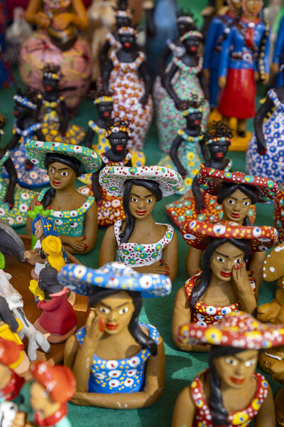 Сан-Паулу, Бразилия - 28 июля 2024 года - Клейкие куклы народных персонажей, сделанные ремесленниками с северо-востока. Куколка. (селективная фокусировка)