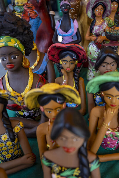 Сан-Паулу, Бразилия - 28 июля 2024 года - Клейкие куклы народных персонажей, сделанные ремесленниками с северо-востока. Куколка. (селективная фокусировка)