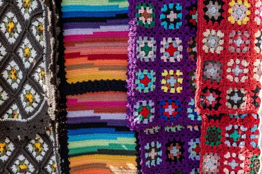 Brezilya 'nın Sao Paulo kentindeki bir sokak pazarında satılığa çıkarılan örgü örtülerini kapatın.