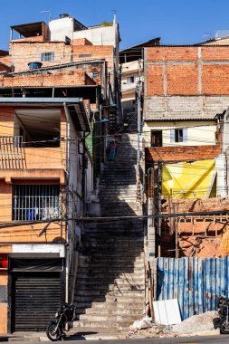 Kenar mahalle binaları, Osasco 'nun fakir mahallesi. Brezilya 'nın Sao Paulo şehrinin kenar mahallelerindeki merdiven.. 