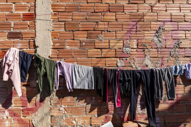 Brezilya 'nın Sao Paulo kenti Diadema' nın fakir mahallesinde bir duvarda çamaşır ipiyle yıkanmış.