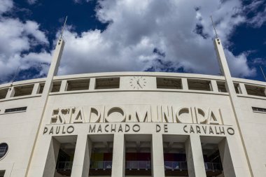 Sao Paulo, SP, Brezilya, Ağustos 04, 2024 - Paulo Machado de Carvalho adlı Pacaembu belediye stadyumunun ön cephesi, Sao Paulo Paulo 'da futbol müzesinin bulunduğu yer.
